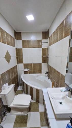 JurdābBig & Quiet Apartment的带浴缸、马桶和水槽的浴室