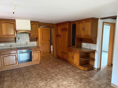 LaVida Peak Mountain Retreat in Frutigen في Wengi bei Frutigen: مطبخ فارغ مع دواليب وادوات خشبية