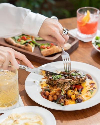 Jídlo v hotelu nebo okolí