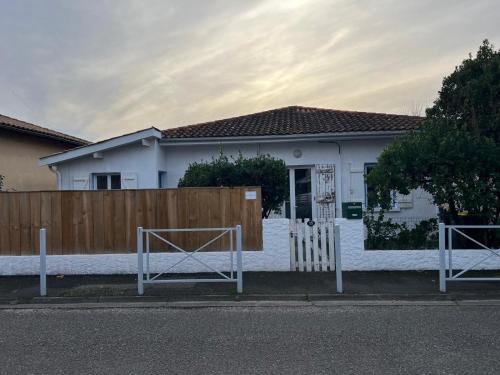 Das Gebäude in dem sich das Ferienhaus befindet