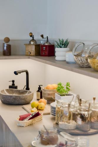 グミュント・イン・ケルンテンにあるHotel Restaurant Platzerのキッチンカウンター(シンク、果物、野菜付)