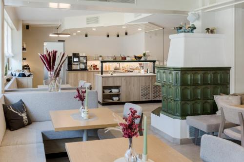 ein Restaurant mit Tischen und Stühlen und einer Theke in der Unterkunft Hotel Restaurant Platzer in Gmünd in Kärnten