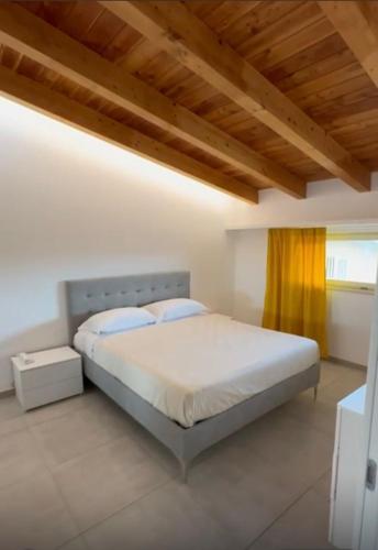 una camera da letto con un letto e un soffitto in legno di Bed&BikeRome PAOLUCCI a Cesano