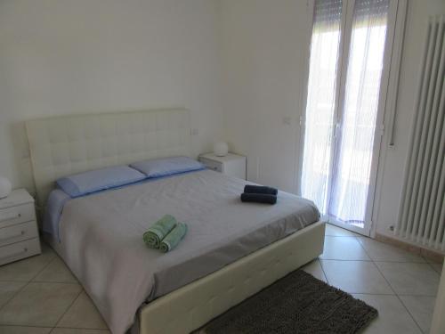 ein Schlafzimmer mit einem großen Bett mit blauen Kissen in der Unterkunft Appartamento l'Ulivo in Gradara