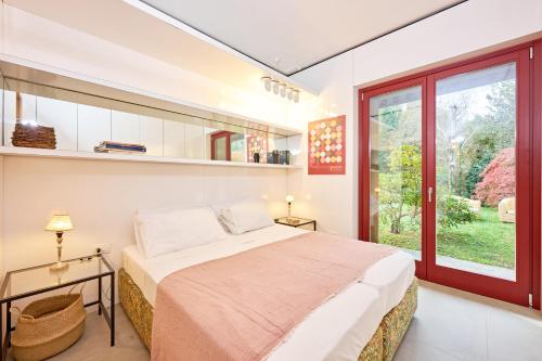 a bedroom with a bed and a large window at Casa Mora in Cerro Lago Maggiore