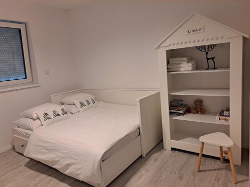 RadolaThe Red door home的一间小卧室,配有床和书架