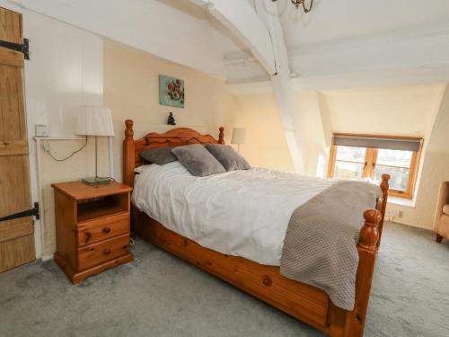 En eller flere senge i et værelse på Honeysuckle Cottage