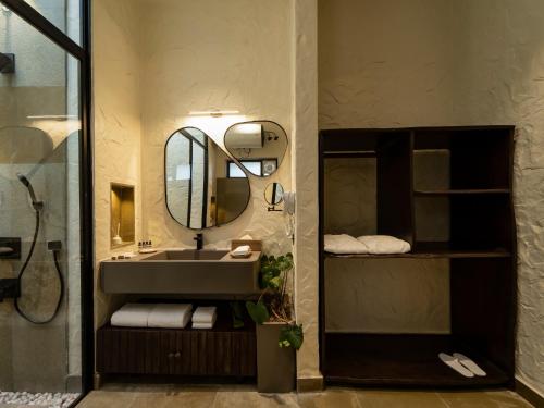 un bagno con lavandino e specchio di Vallora Retreat Jawai Luxuria By Moustache a Bera