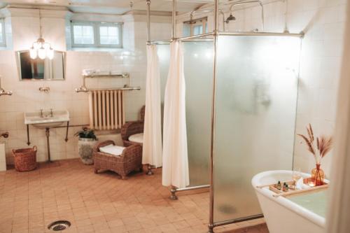 Koupelna v ubytování Bårdshaug Herregård