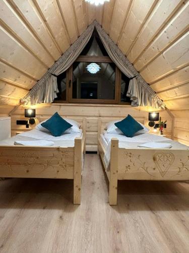 Ένα ή περισσότερα κρεβάτια σε δωμάτιο στο U Sabały