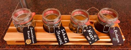 ダゲビュルにあるStrandhotel Dagebüll direkt an der Nordseeの木のトレイの上に置かれたタグ付きの靴2足