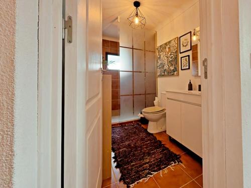 Et badeværelse på Charming Stone Villa with Hot Pool by Hostiva