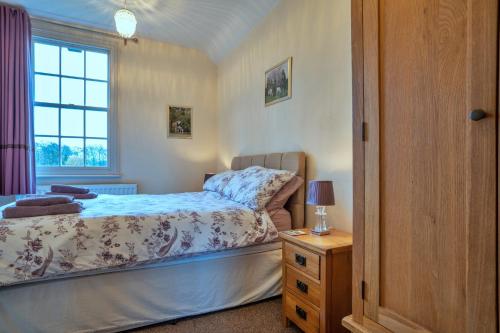 Ένα ή περισσότερα κρεβάτια σε δωμάτιο στο Finest Retreats - South Lodge at Longford