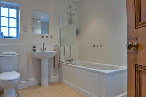 Ένα μπάνιο στο Finest Retreats - South Lodge at Longford