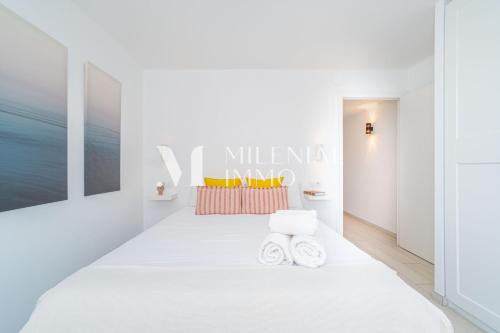 En eller flere senge i et værelse på Milenial Immo B308 - Duplex ocean and canal view