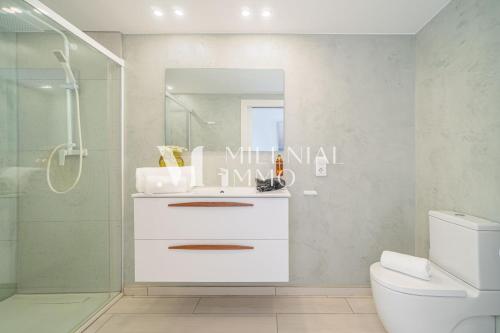 Et badeværelse på Milenial Immo B308 - Duplex ocean and canal view