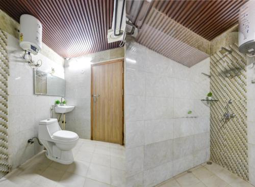 un baño con inodoro y lavabo en Hotel Royal Residency At Near By International Airport, en Nueva Delhi