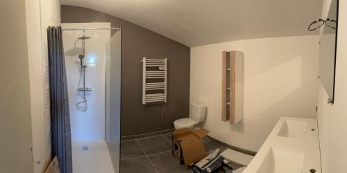 Et badeværelse på SWEET HOMES Cognac chambre privée confortable n1