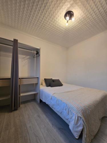 En eller flere senge i et værelse på SWEET HOMES Cognac chambre privée confortable n1