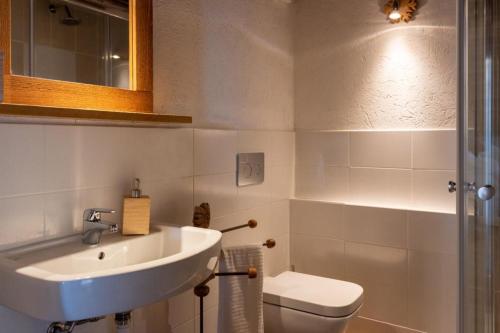 Un baño con lavabo e inodoro en Chalet Morge, en La Salle