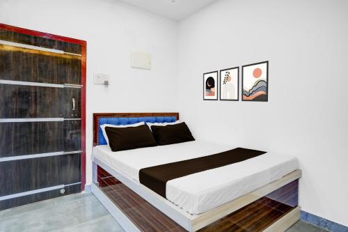 Ένα ή περισσότερα κρεβάτια σε δωμάτιο στο SPOT ON Khushi Lodge