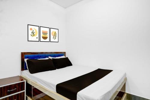 Ένα ή περισσότερα κρεβάτια σε δωμάτιο στο SPOT ON Khushi Lodge