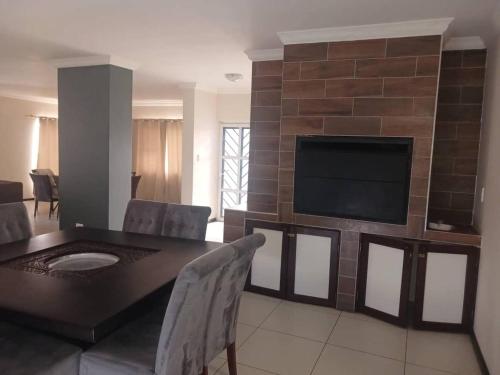 Μια τηλεόραση ή/και κέντρο ψυχαγωγίας στο Lets stay enjoy the ride in these spacious home