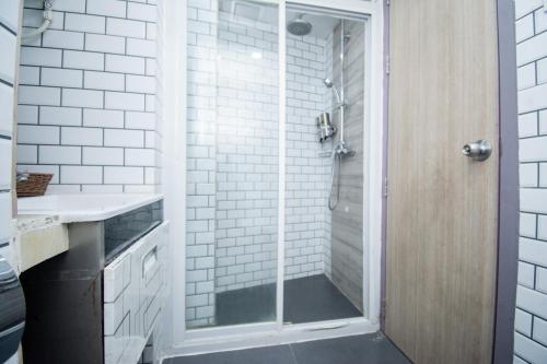 eine Dusche mit Glastür im Badezimmer in der Unterkunft Emerald Island Hotel in Boracay