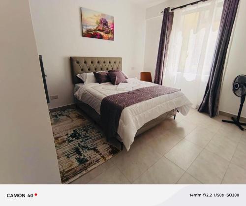 En eller flere senge i et værelse på Modern luxurious 2 bedroom apartment,Mombasa Nyali