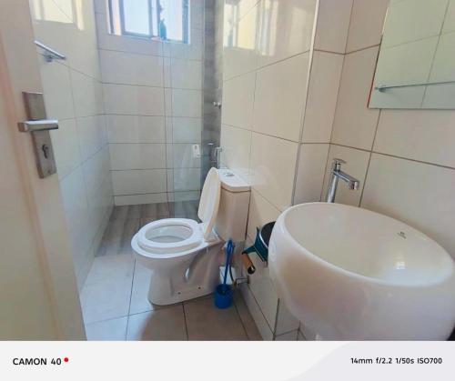 Et badeværelse på Modern luxurious 2 bedroom apartment,Mombasa Nyali