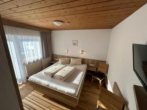 Ένα ή περισσότερα κρεβάτια σε δωμάτιο στο Gasthof Pension Granstein