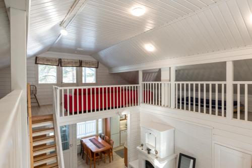 una casa bianca con scala e soggiorno di Meriheinä a Kalajoki