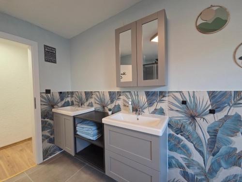 a bathroom with two sinks and a mirror at Zum grünen Häusle in Kolitzheim
