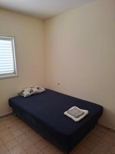 A bed or beds in a room at דירת ציון