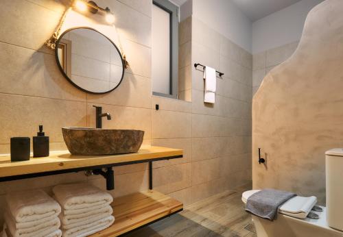 ein Badezimmer mit Waschbecken und Spiegel in der Unterkunft Alba Lilia II in Pitsidia