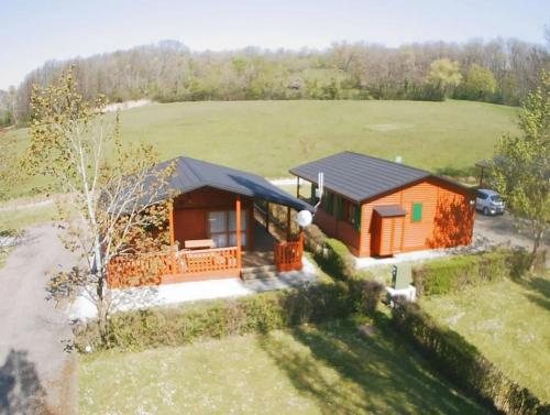 an overhead view of a small cabin in a field at ZEcamping 4 familial animaux acceptés avec piscine et soirées animées in Lons-le-Saunier