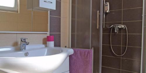 a bathroom with a sink and a shower at Federica A2+1 in Veli Lošinj