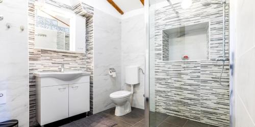 Et badeværelse på Vacation house Orange