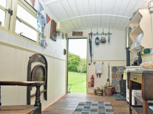TregaronにあるCwt Cwtshlydの小さな家の中のキッチンの内側の景色