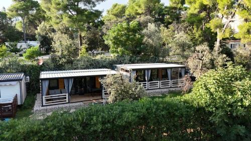 Κήπος έξω από το mobil home Stella