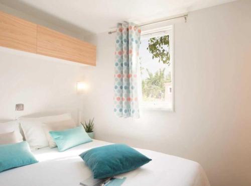Кровать или кровати в номере Camping 4 étoiles - Piscine - ccbahea