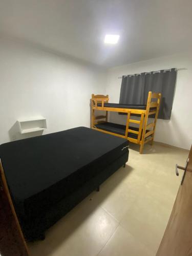een slaapkamer met een bed, een tafel en stoelen bij Recanto do entardecer in Socorro