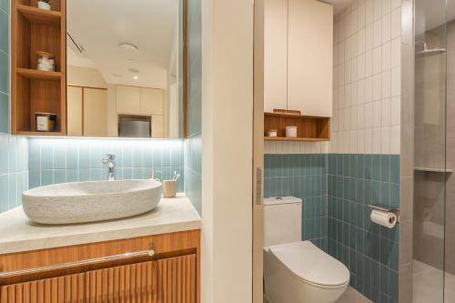 Un baño con lavabo e inodoro en Weave Suites - Hillside, en Singapur