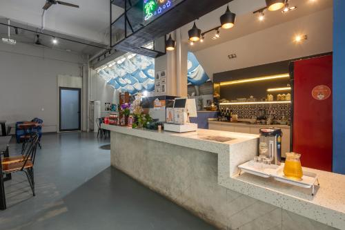 ein Restaurant mit einer Theke und einer Bar in der Unterkunft ARK HOTEL in Phnom Penh