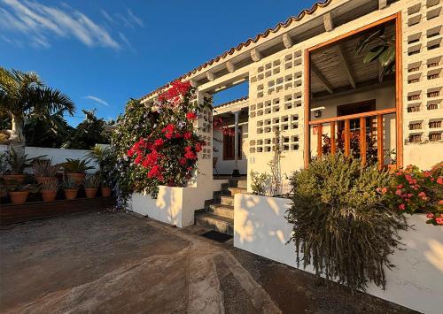 Una casa con flores al costado. en Casa Los Morros, en Tazacorte