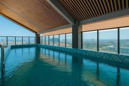 einen Pool in einem Gebäude mit Aussicht in der Unterkunft ARK HOTEL in Phnom Penh