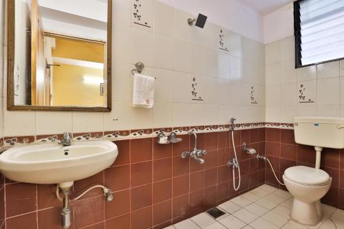 Koupelna v ubytování Collection O Dandiya Bazar Formerly Vrundavan Residency