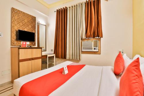 Postel nebo postele na pokoji v ubytování Collection O Dandiya Bazar Formerly Vrundavan Residency