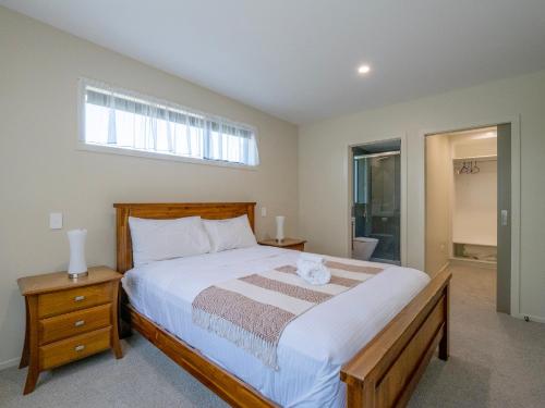 Ένα ή περισσότερα κρεβάτια σε δωμάτιο στο Architectural Retreat in Prestigious Whanganui