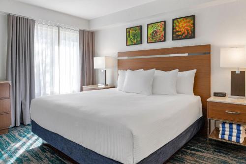 una camera d'albergo con un letto grande e una finestra di Desert Rose Resort a Las Vegas